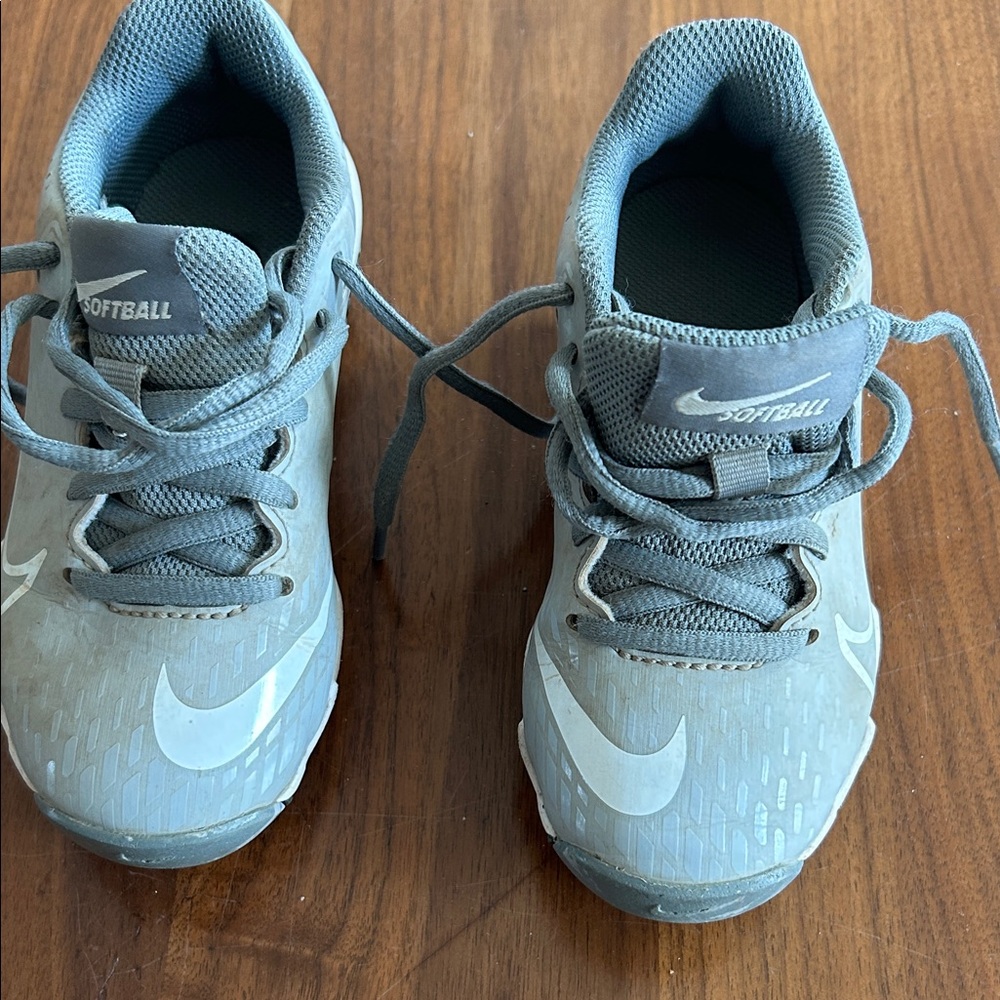 Nike Kids Light Gray Athletic Cleats - Grey Size 11C - Picture 3 of 4